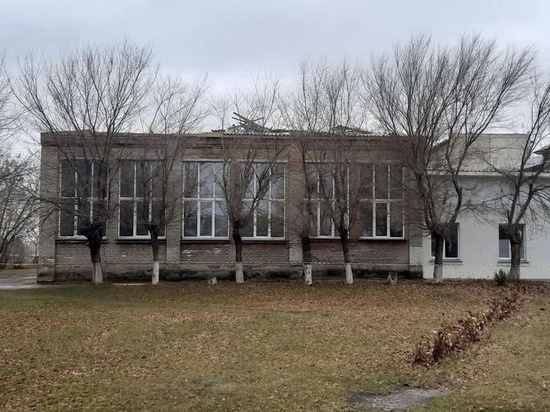 Шквальный ветер разнес крышу школы под Новосибирском