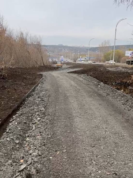 В Кемерове приступили к асфальтированию тротуара вдоль улицы Терешковой