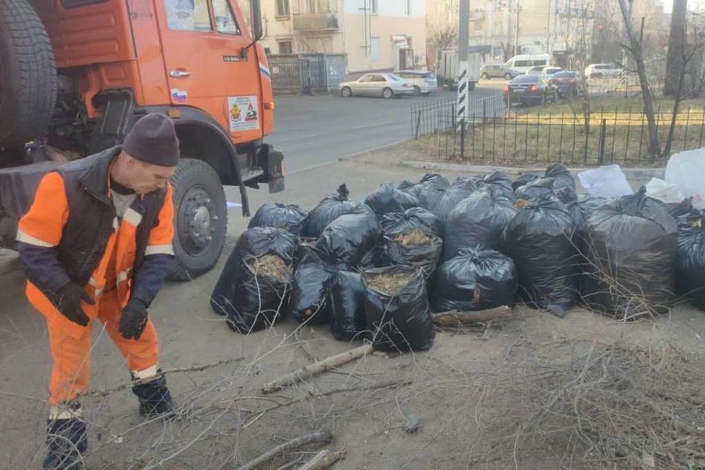 Более 140. Экология вывоз мусора. КАМАЗ мусорка. МАЗ грузить мусор. КАМАЗ городские службы.