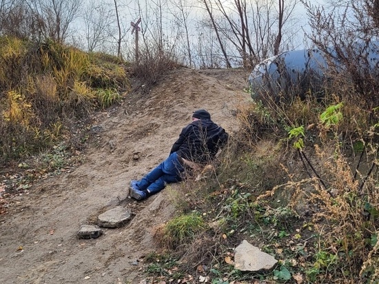 Не подававшего признаков жизни мужчину нашли на улице в Новосибирске