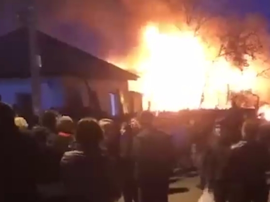 Жильцы дома в Иркутске чудом спаслись при падении самолета