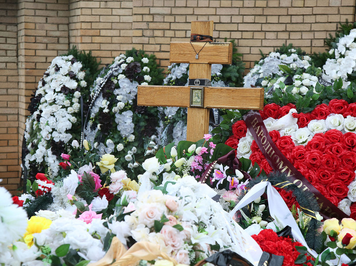 Живущая в Германии вдова Юрия Шатунова оплатила уход за могилой