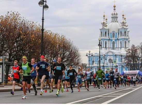 Более 1,5 тысячи человек вышли на старт легкоатлетического забега в центре Петербурга