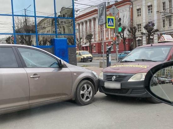 На улице Ленина в центре Рязани учебный автомобиль попал в ДТП