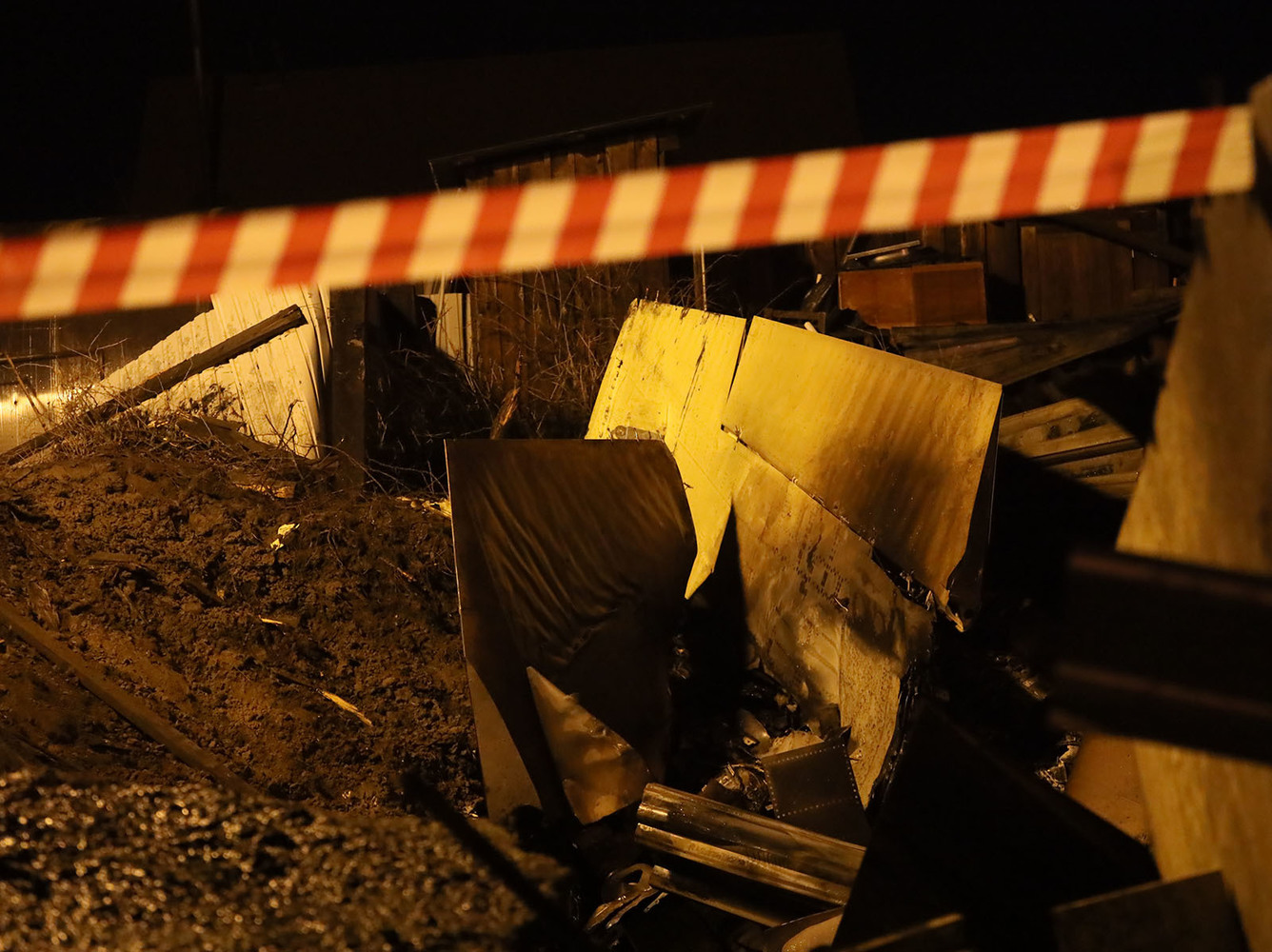 Сожженые машины, осколки: эксклюзивные кадры после падения Су-30 в Иркутске