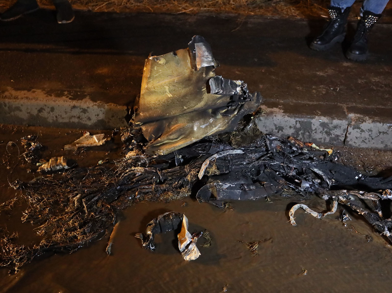 Сожженые машины, осколки: эксклюзивные кадры после падения Су-30 в Иркутске
