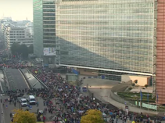 В Брюсселе десятки тысяч человек вышли на "большой марш"