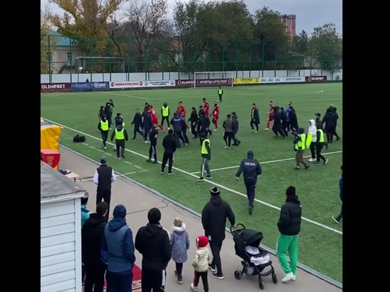 В Казахстане болельщики закидали бутылками судей футбольного матча