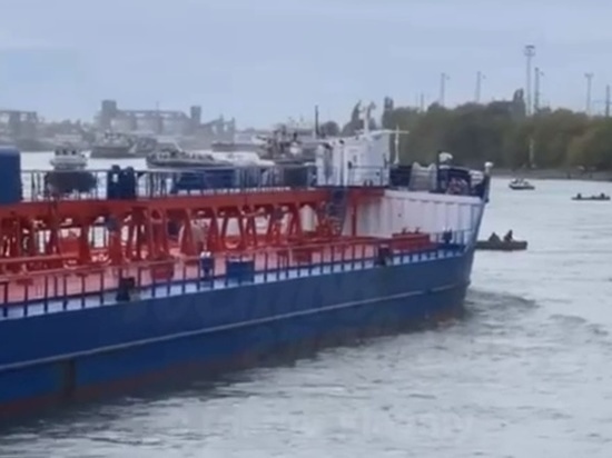 В Ростове на реке Дон рыбаки едва не попали под баржу