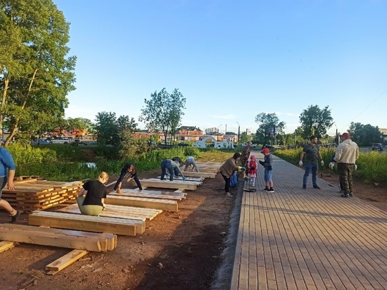 В Кирове волонтеры построили деревянный мост в «Уткин парке»