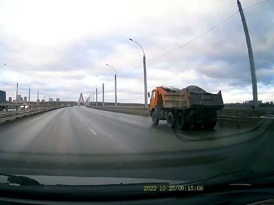 Водитель пожаловался на опасные грузовики с щебнем на Бугринском мосту в Новосибирске