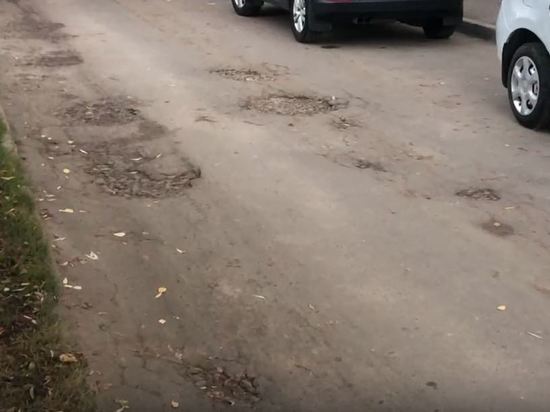 Жители одного из домов в Орле с 2016 года не могут добиться ремонта двора