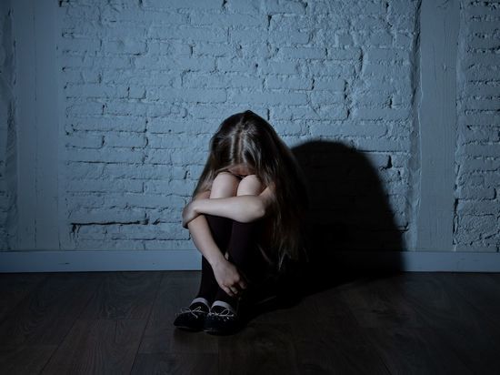 Житель Петербурга нашел 14-летнюю племянницу в объятиях иностранца, который пытался ее изнасиловать