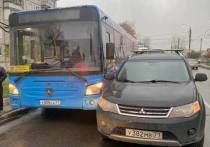 Сегодня, утром 24 октября, на улице Кутузова города Тулы столкнулись кроссовер марки "Mitsubishi" и пассажирский автобус, который следовал по маршруту №28