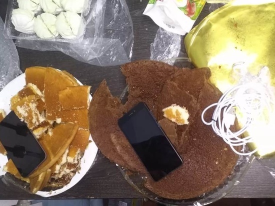 Коржи, начиненные телефонами, пытались передать в СИЗО Ростова