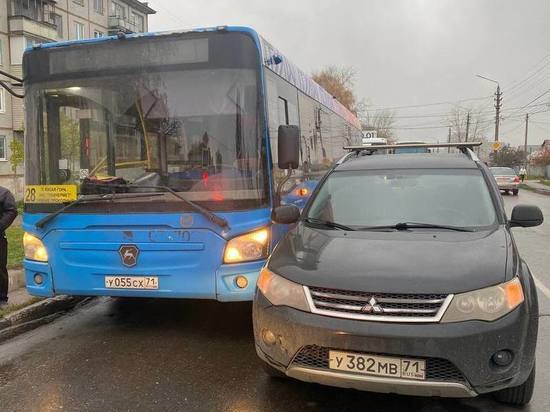 В Туле на улице Кутузова столкнулись кроссовер "Mitsubishi" и автобус №28