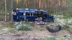 В Ленобласти опрокинулась маршрутка, "улетела" в лес: видео последствий аварии