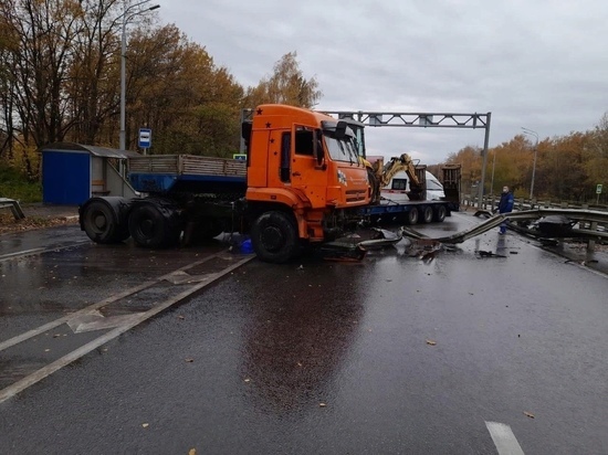 В Липецке КамАЗ въехал в дорожное ограждение