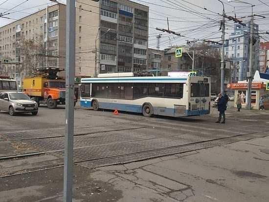 На перекрестке Фрунзе-Комсомольский в Томске троллейбус парализовал движение