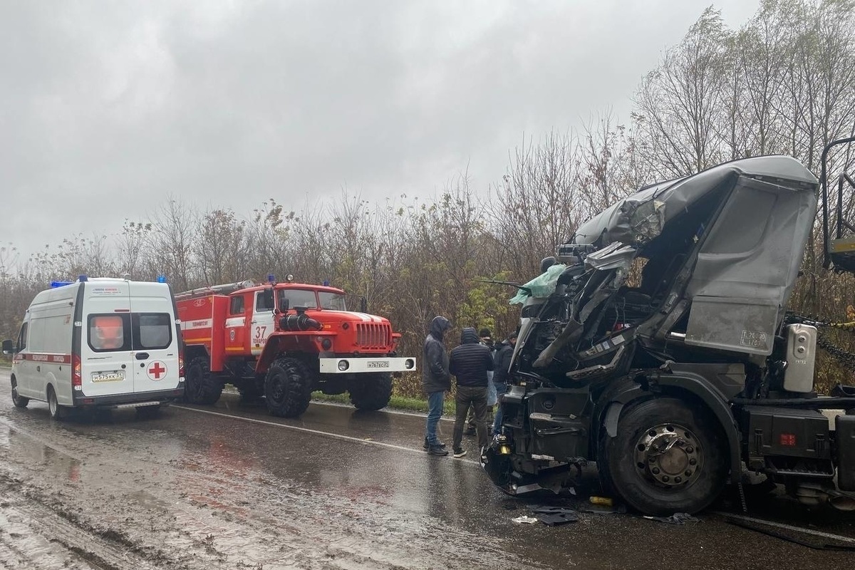 Водителя фуры зажало в салоне после столкновения с КамАЗом под Белгородом -  МК Белгород