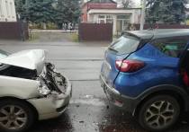 Сегодня, утром 24 октября, на улице Оборонной города Тулы, 45-летняя женщина за рулём кроссовера марки "Renault Captur" врезалась в автомобиль "Toyota Corolla"