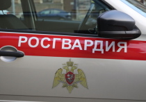 В городе Чайковский Пермского края неизвестный молодой человек, вооруженный ножом, ворвался в здание школы №4
