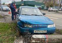 Сегодня, днём 24 октября, на улице Кутузова города Тулы (в районе дома №181) легковой автомобиль марки "Lada" врезался в опору линии электропередачи