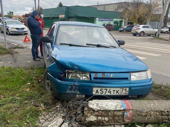 В Туле водитель легковушки пытался избежать аварии и сбил столб