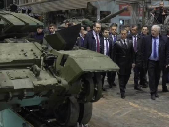 Медведев доложил об увеличении выпуска танков, ракет, дронов: "Ждите!"