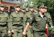 Сделать более привлекательной срочную службу в рядах Вооруженных сил Российской Федерации предлагают депутаты Госдумы и сенаторы