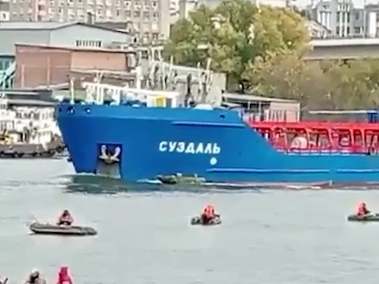 Танкер "Суздаль" врезался в маленькую моторную лодку на реке Дон