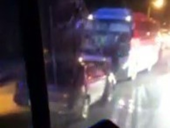 Автобус и легковой автомобиль столкнулись лоб в лоб в Южно-Сахалинске