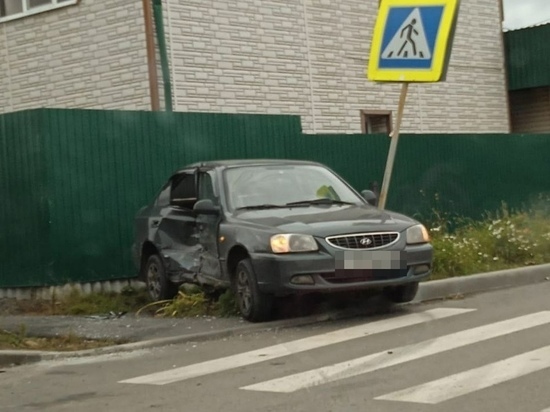 В Курске на Суворовской в жестком ДТП встретились легковушки ВАЗ и Hyundai