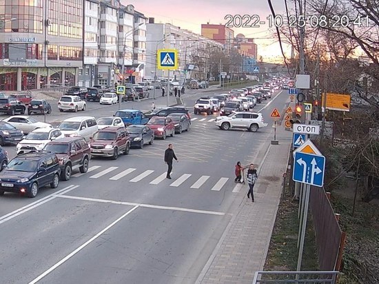 Урбанист запечатлел массовое нарушение ПДД водителями в Южно-Сахалинске