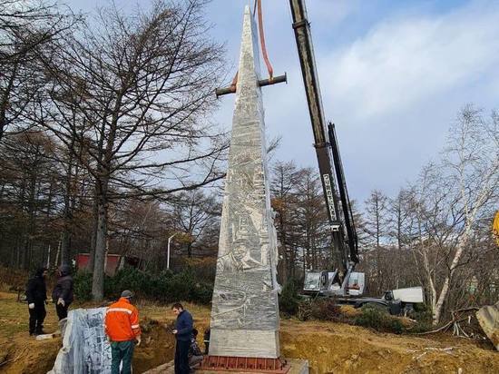 В Охе начали устанавливать стелу «Город трудовой доблести»