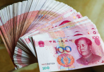 Народный банк Китая (выполняющий функции центробанка) понизил курс жэньминьби (официальное название национальной валюты) на 438 пунктов, до 7,1668 за доллар