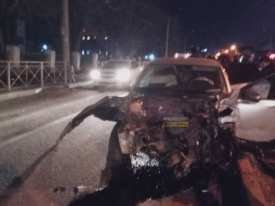 Автомобиль врезался в столб на Волочаевской в Новосибирске