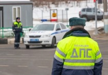 Житель Барнаула пытался дать взятку сотруднику ГИБДД, но в итоге был оштрафован