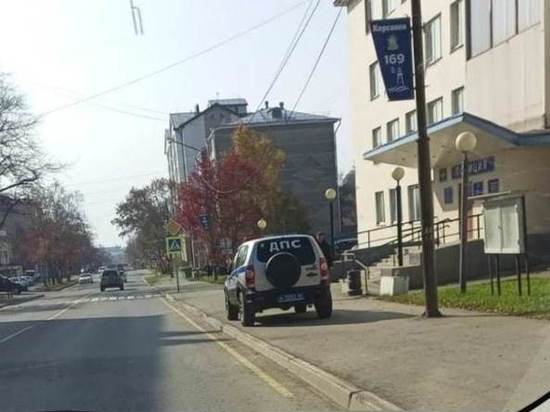 ГИБДД объяснила парковку служебного автомобиля на тротуаре в Корсакове