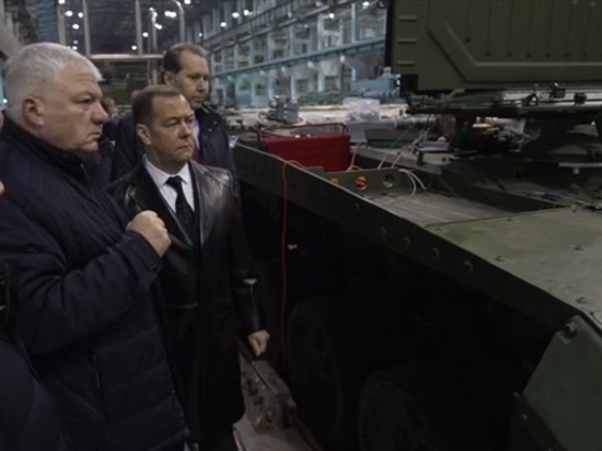 Дмитрий Медведев напомнил об ответственности исполнителей госзаказа после осмотра танков в Нижнем Тагиле