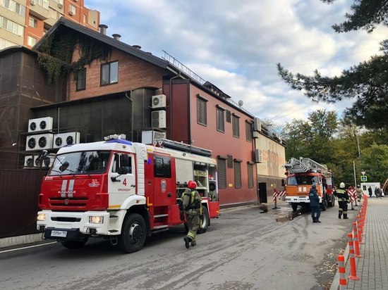 В Краснодаре на улице Зиповская загорелась кровля ресторана