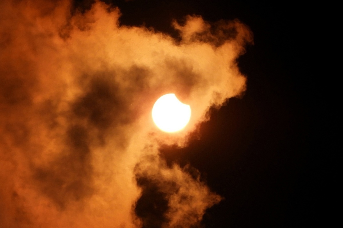 Солнечное затмение в самаре 2024. Солнечное затмение. Частичное затмение солнца. Затмение фото.