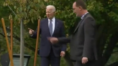 Джо Байден заблудился на лужайке у Белого дома: видео
