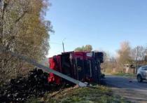 Сегодня, утром 25 октября, на территории деревни Медвенка перевернулся грузовой саморазгружающийся автомобиль марки "Shacman"