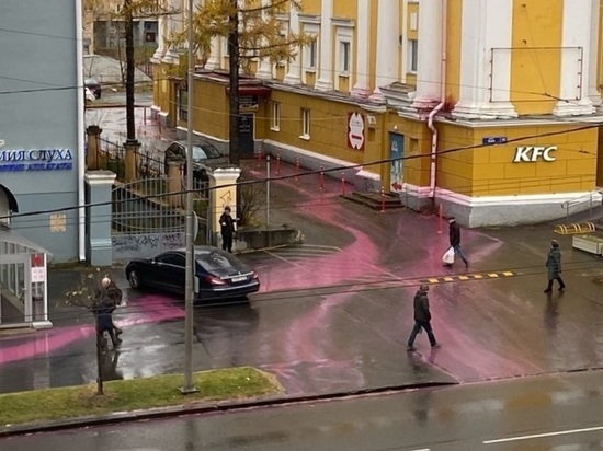 Тротуар в центре Петрозаводска внезапно стал розовым