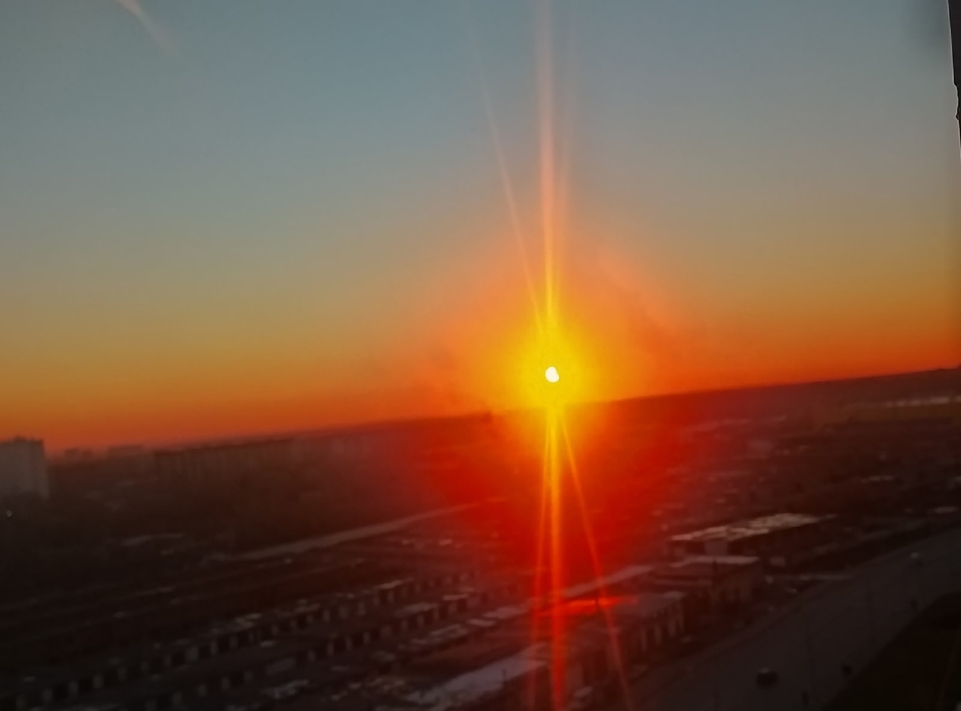 Вспышка на солнце 2023 ноябрь. Солнечная буря 2023. Солнечное затмение в Новосибирске. На Восходе солнца. Рассвет солнца.