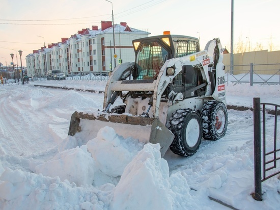 4 новых мини-погрузчика помогут бороться со снегом на улицах Салехарда