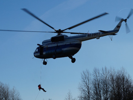 Спасатели Ленобласти тренировались спускаться с вертолета по канатам