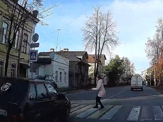 Легковушка чуть не снесла женщину на пешеходном переходе в Тверской области