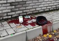На пороге пиццерии в центре Донецка при обстреле погиб мирный житель, сообщают военкоры